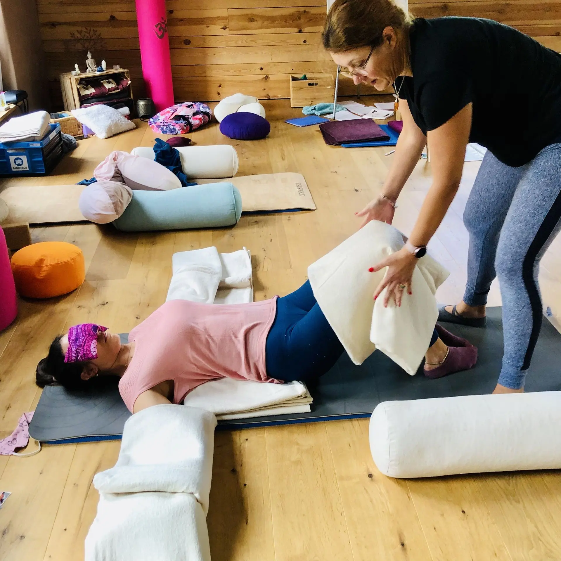 Personne prise en charge par un enseignant qualifié de restorative yoga